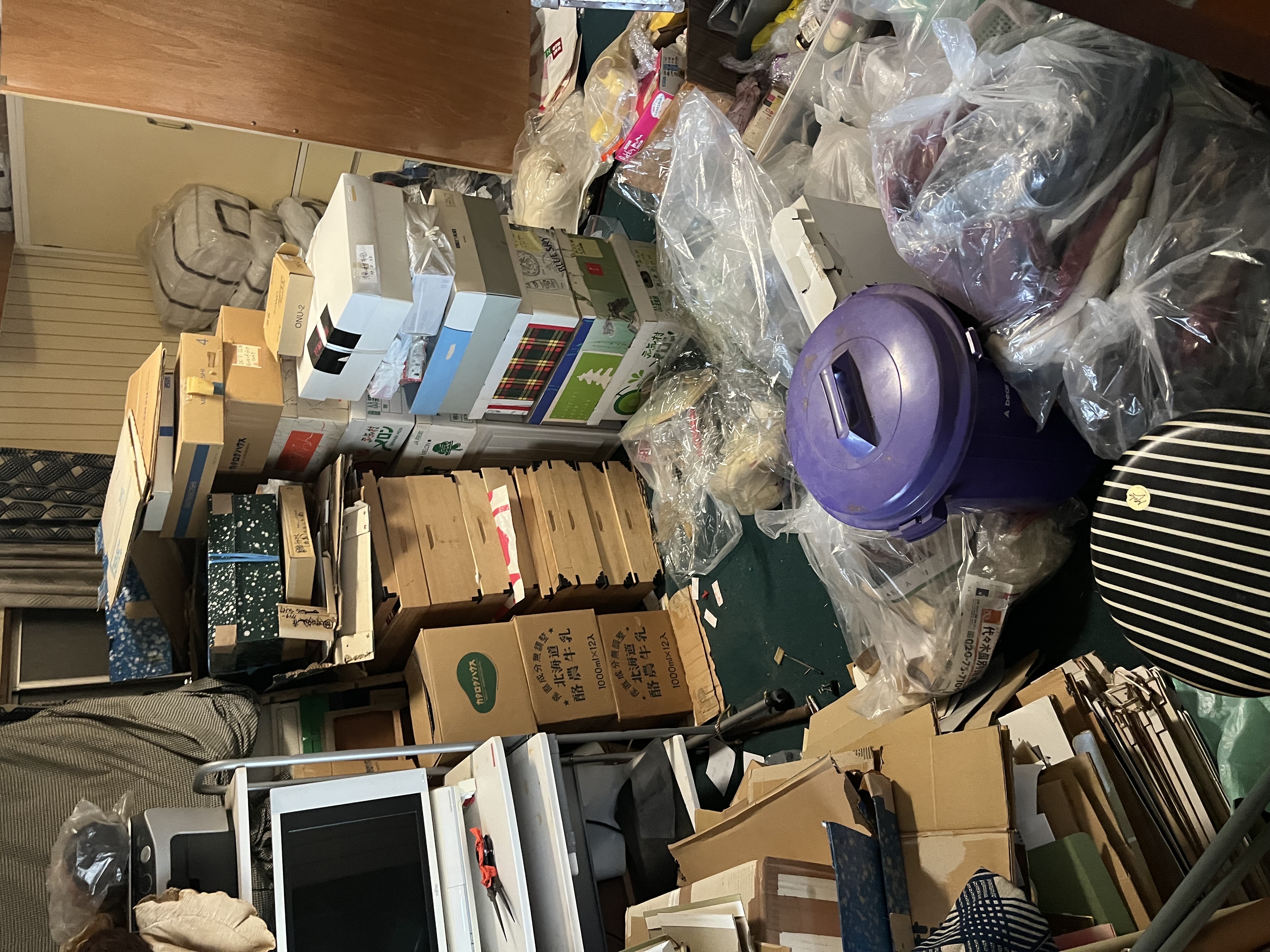 作業前の散らかった部屋